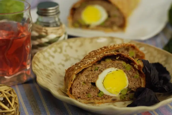Рулет из говяжьего фарша с зелёным горошком и яйцом. тест драйв с окраиной: шаг 8