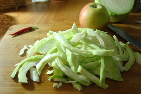 Щи из белокочанной капусты (томлённые) с яблоком и жгучим перчиком: шаг 4