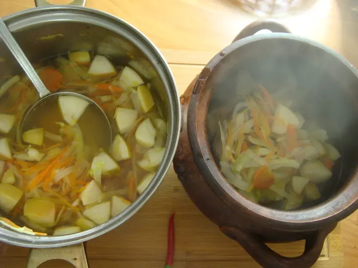 Щи из белокочанной капусты (томлённые) с яблоком и жгучим перчиком: шаг 7