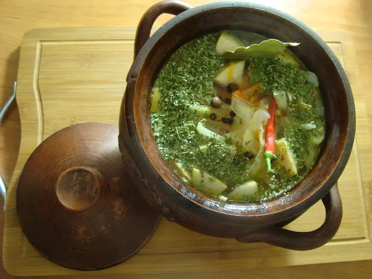 Щи из белокочанной капусты (томлённые) с яблоком и жгучим перчиком: шаг 8