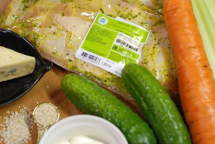 Куриные крылышки гриль с кунжутом, свежими овощами, чесночным соусом и соусом дорблю. тест драйв с окраиной.: шаг 1