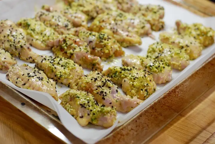 Куриные крылышки гриль с кунжутом, свежими овощами, чесночным соусом и соусом дорблю. тест драйв с окраиной.: шаг 2