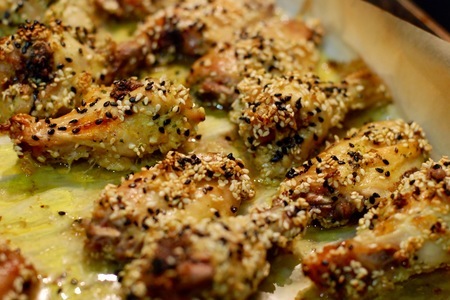 Куриные крылышки гриль с кунжутом, свежими овощами, чесночным соусом и соусом дорблю. тест драйв с окраиной.: шаг 3