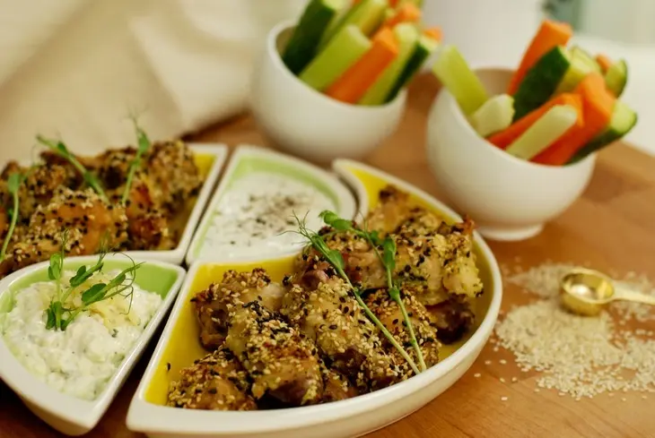 Куриные крылышки гриль с кунжутом, свежими овощами, чесночным соусом и соусом дорблю. тест драйв с окраиной.: шаг 4