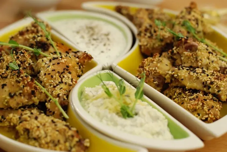 Куриные крылышки гриль с кунжутом, свежими овощами, чесночным соусом и соусом дорблю. тест драйв с окраиной.: шаг 5