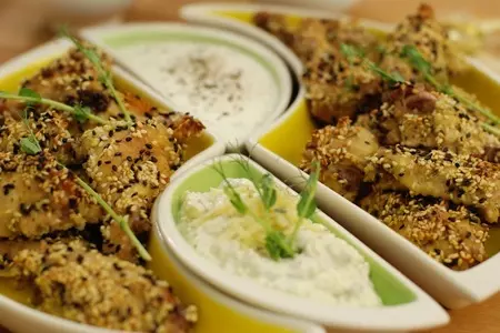 Куриные крылышки гриль с кунжутом, свежими овощами, чесночным соусом и соусом дорблю. тест драйв с окраиной.: шаг 5