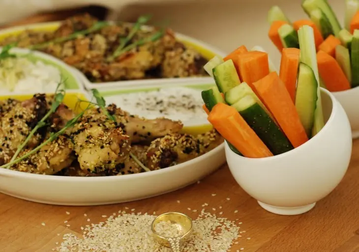 Куриные крылышки гриль с кунжутом, свежими овощами, чесночным соусом и соусом дорблю. тест драйв с окраиной.: шаг 6