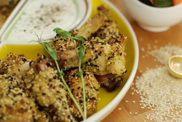 Куриные крылышки гриль с кунжутом, свежими овощами, чесночным соусом и соусом дорблю. тест драйв с окраиной.: шаг 7