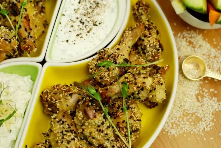Куриные крылышки гриль с кунжутом, свежими овощами, чесночным соусом и соусом дорблю. тест драйв с окраиной.: шаг 8