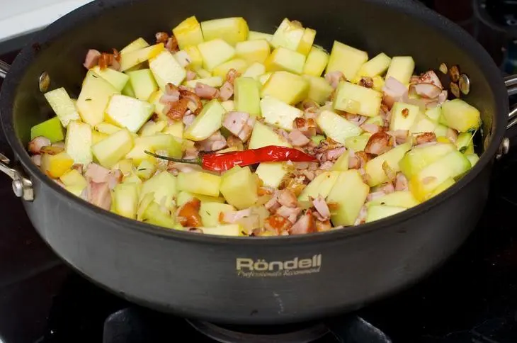 Праздничный пирог "курник" с двумя начинками из печенной тыквы с куриной голенью "окраина"  и с рассыпчатой  пшенкой обжаренной  с грудинкой "окраина": шаг 2
