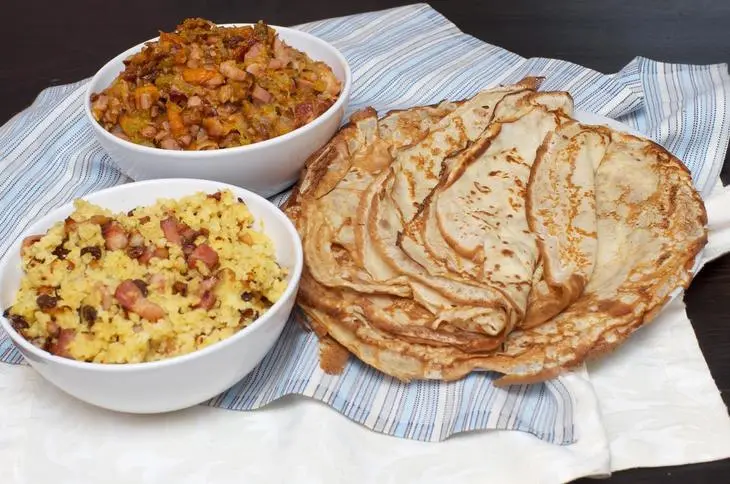Праздничный пирог "курник" с двумя начинками из печенной тыквы с куриной голенью "окраина"  и с рассыпчатой  пшенкой обжаренной  с грудинкой "окраина": шаг 4
