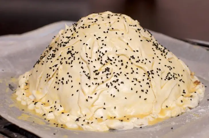 Праздничный пирог "курник" с двумя начинками из печенной тыквы с куриной голенью "окраина"  и с рассыпчатой  пшенкой обжаренной  с грудинкой "окраина": шаг 6