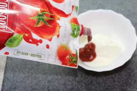 Салат с кальмарами, креветками и ананасом: шаг 2