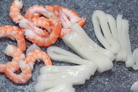 Салат с кальмарами, креветками и ананасом: шаг 3
