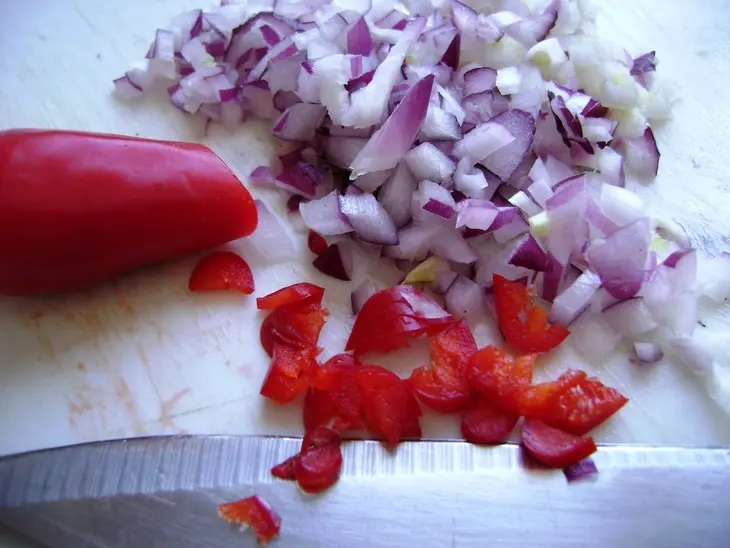 Пикантный салат с манго и копченой курицей. тест-драйв с "окраиной": шаг 2