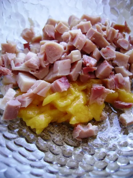 Пикантный салат с манго и копченой курицей. тест-драйв с "окраиной": шаг 3