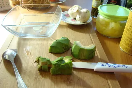 Салат с ананасами, шампиньонами и авокадо: шаг 1