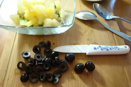 Салат с ананасами, шампиньонами и авокадо: шаг 2