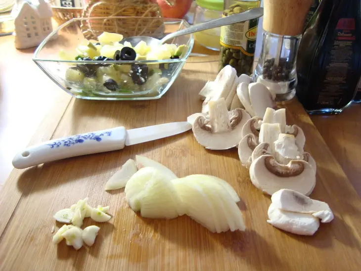 Салат с ананасами, шампиньонами и авокадо: шаг 3