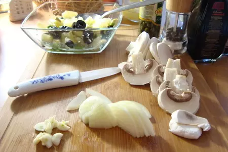Салат с ананасами, шампиньонами и авокадо: шаг 3
