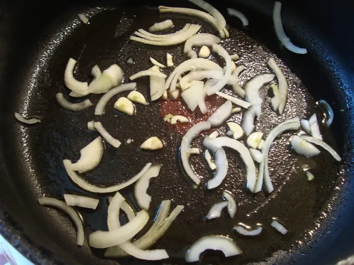 Салат с ананасами, шампиньонами и авокадо: шаг 4