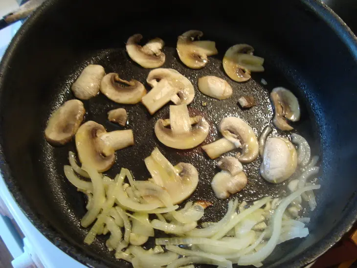 Салат с ананасами, шампиньонами и авокадо: шаг 5