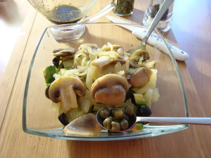 Салат с ананасами, шампиньонами и авокадо: шаг 8