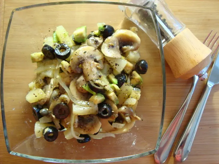 Салат с ананасами, шампиньонами и авокадо: шаг 9
