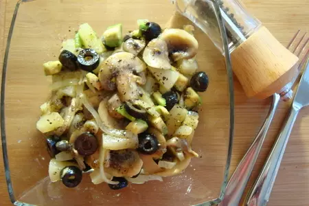 Салат с ананасами, шампиньонами и авокадо: шаг 9