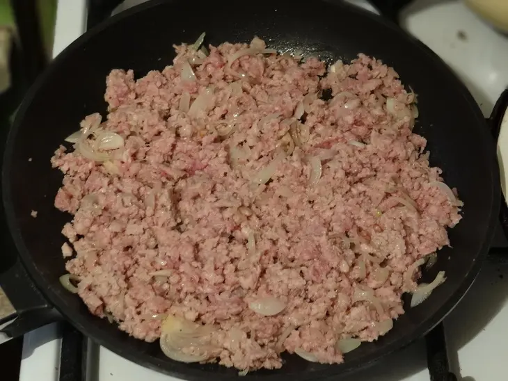 Дрожжевой пирог с мясом на сковороде: шаг 3
