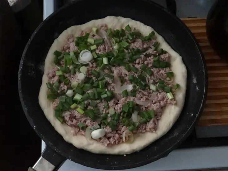 Дрожжевой пирог с мясом на сковороде: шаг 4