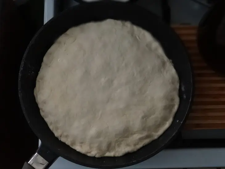 Дрожжевой пирог с мясом на сковороде: шаг 5