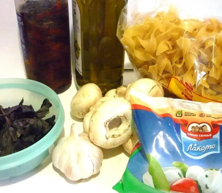 Паста с шампиньонами и моцареллой: шаг 1