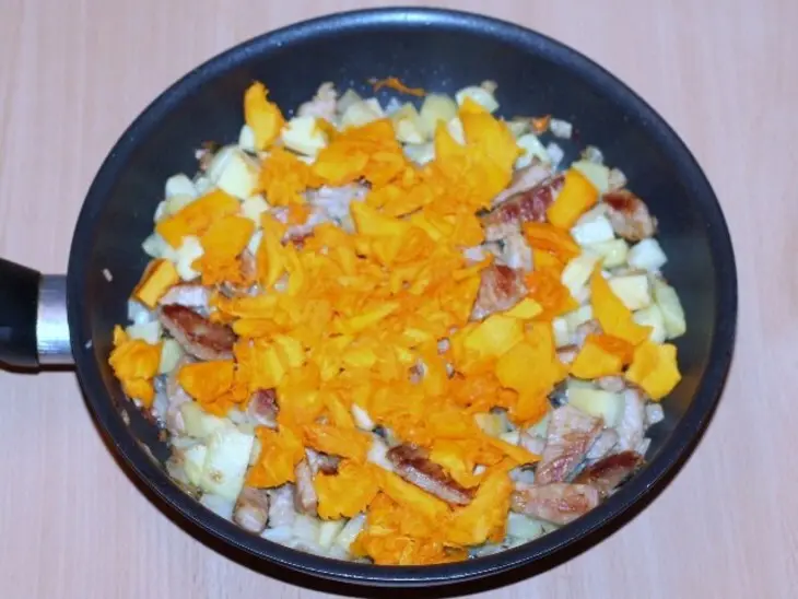 Запеченная тыква с мясом и картофелем: шаг 6