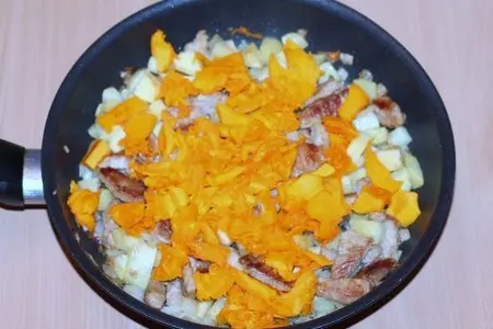 Запеченная тыква с мясом и картофелем: шаг 6
