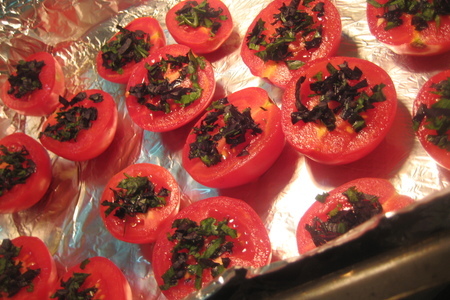 Вяленые томаты - черри в оливковом масле с каперсами и зеленью.: шаг 1