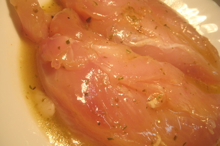 Куриные грудки в остром медовом маринаде с соусом из груш, инжира и голубого сыра.: шаг 1