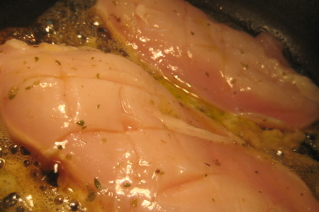 Куриные грудки в остром медовом маринаде с соусом из груш, инжира и голубого сыра.: шаг 2