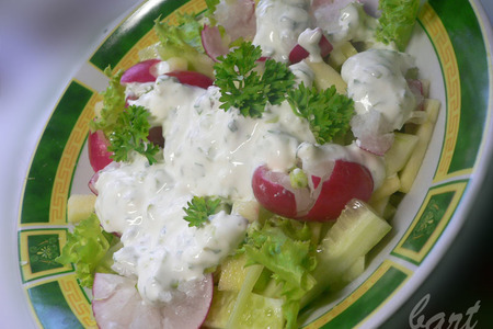 Летний салат с заправкой из брынзы.: шаг 2
