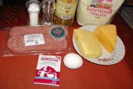 Пирог с сыром и салями: шаг 1