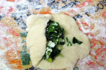 Пирожки со шпинатом из творожно-дрожжевого теста.: шаг 4