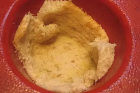 Гнёзда из хлеба со свиным окороком, сыром и творожным кремом.: шаг 1