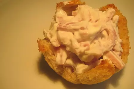 Гнёзда из хлеба со свиным окороком, сыром и творожным кремом.: шаг 2