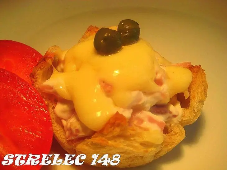 Гнёзда из хлеба со свиным окороком, сыром и творожным кремом.: шаг 4