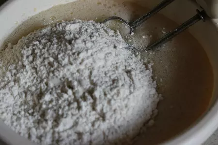 Пирог с яблоками и черноплодной рябиной на кефире: шаг 4