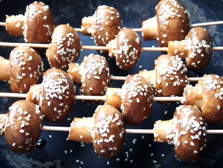 Шашлычки из шампиньонов с кунжутом: шаг 4