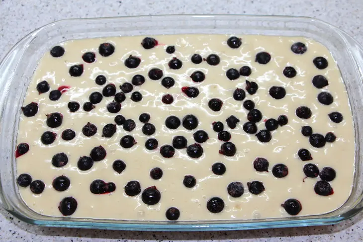 Пирог с бананами и черной смородиной "летний аромат": шаг 6