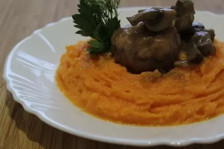 Тефтели с тыквенным пюре под соусом из шампиньонов и лесных грибов: шаг 8