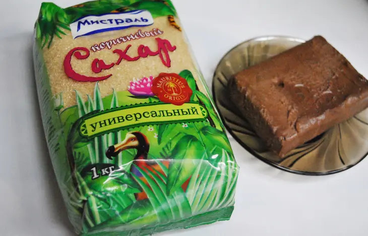 Шоколадный пирог с персиками в сметанно-карамельном креме: шаг 1