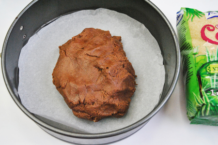 Шоколадный пирог с персиками в сметанно-карамельном креме: шаг 4